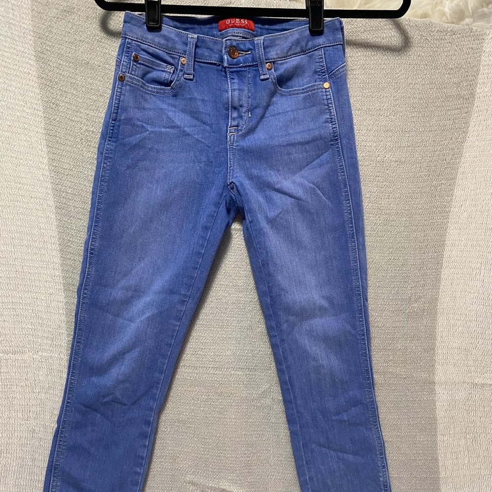 Guess Women's mid Rise Skinny Jeans In light blue Wash Size 25 cropped raw hem.